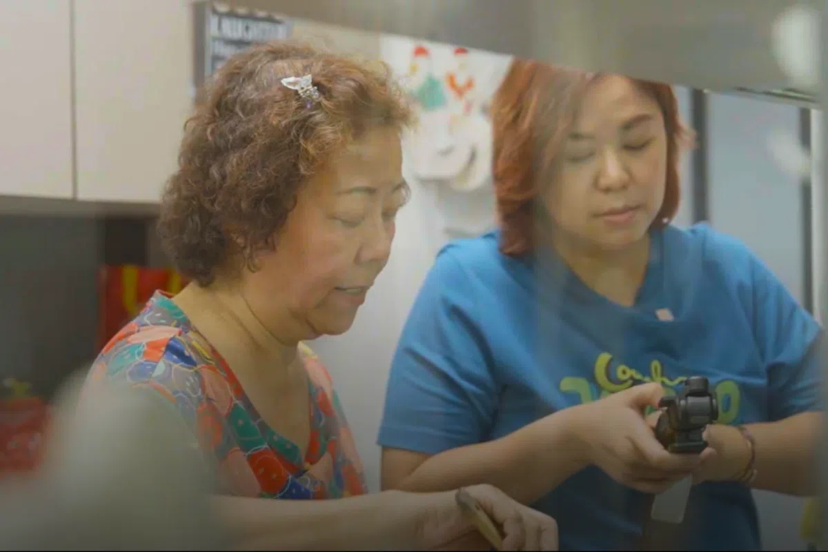 吴宛袀（右）掌镜，拍摄母亲的烹饪示范。（视频截图）