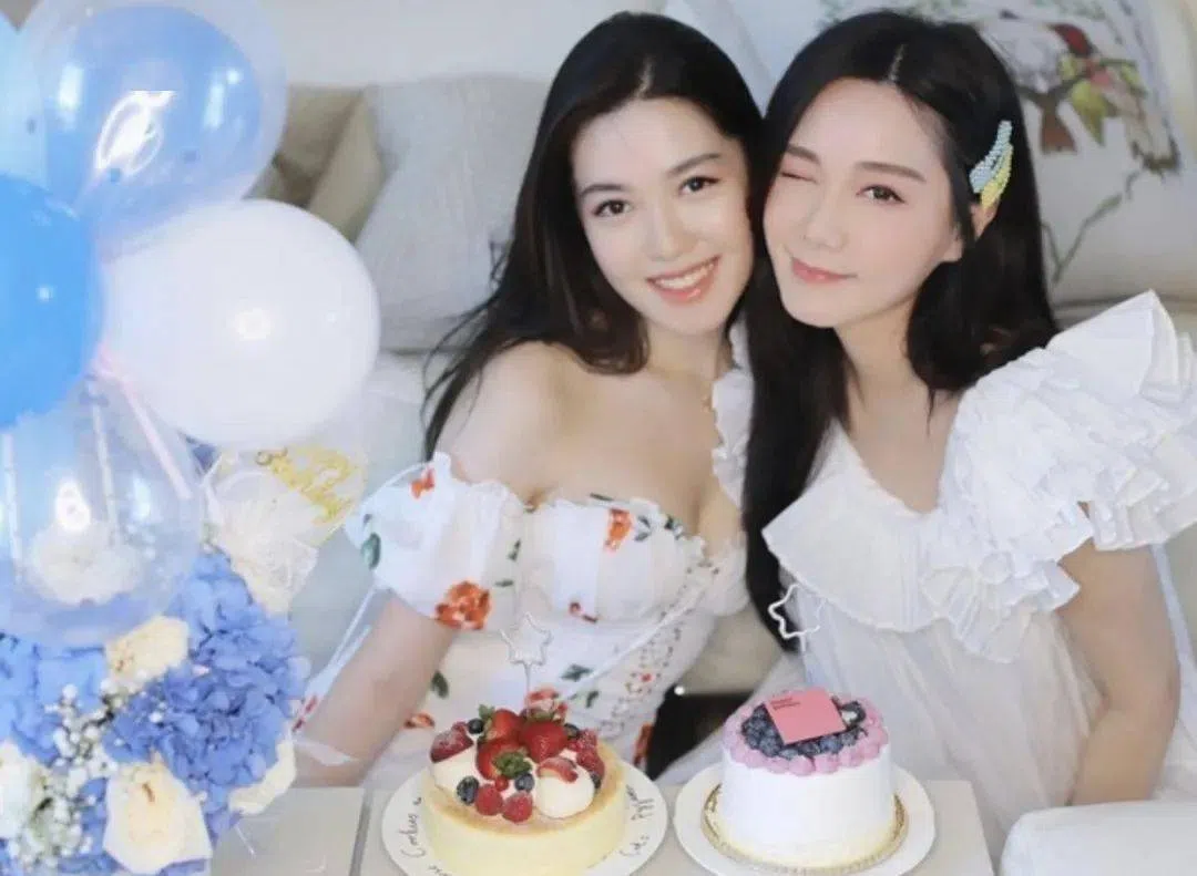 汤洛雯（右）和妹妹都遗传了父母的好基因。（互联网）