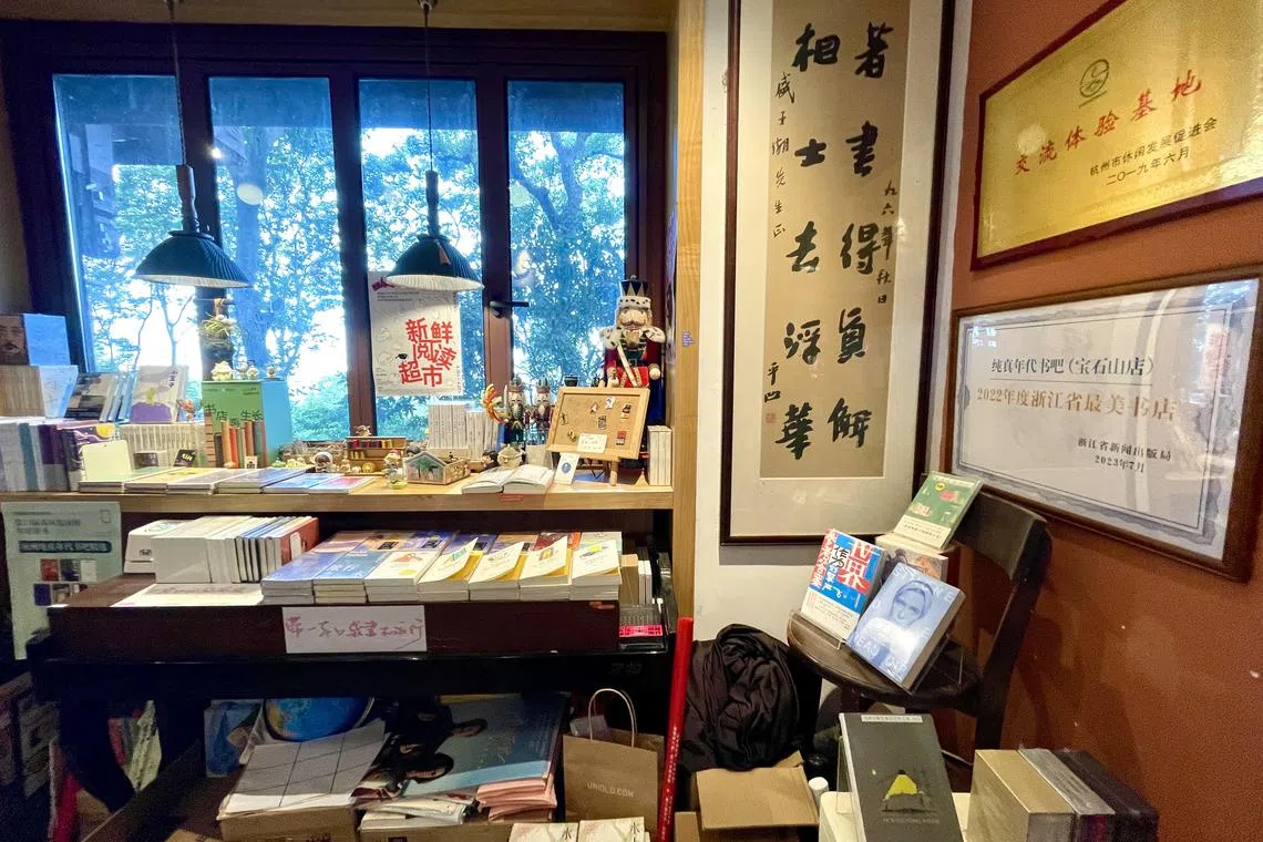 拐角挂着贾平凹的书法——“著书得真解，相士去浮华”。（张志华摄）