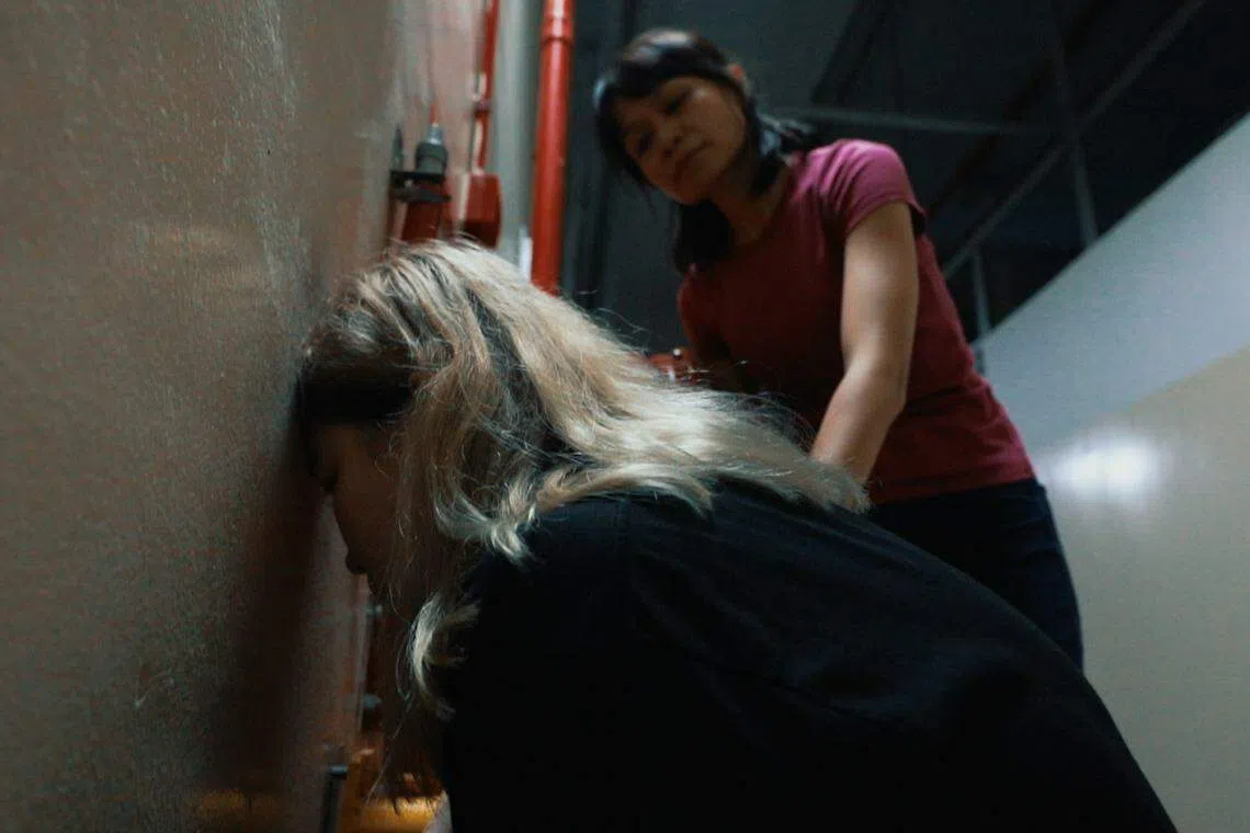 压倒范秋丽的最后一根稻草，是憋在心中没有倾述的对象，直到她向王琳雁坦诚自己的境遇。（视频截图）