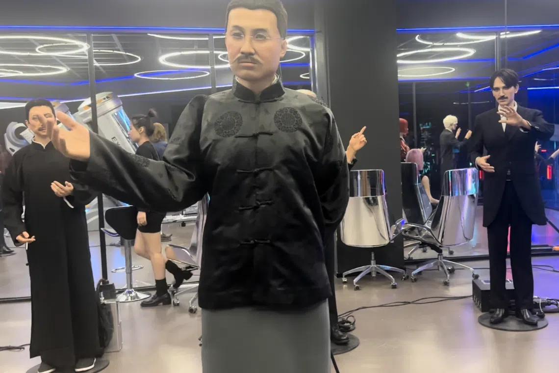 大连EX机器人科技馆一侧摆放着多个以仿生机器人打造的名人蜡像，包括中国共产党早期领导人之一的李大钊。（林煇智摄）