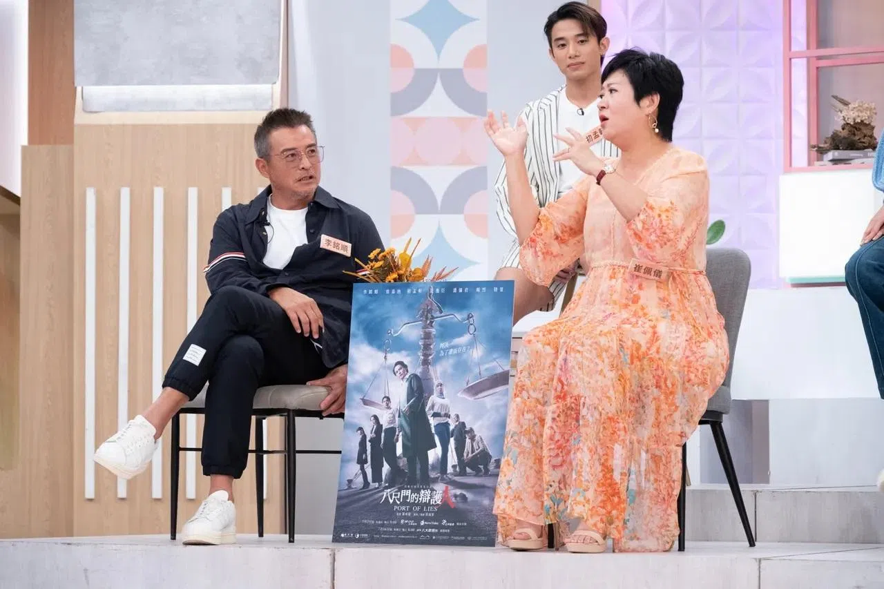 李铭顺和崔佩仪（前排右）分享当演员的辛酸甘苦。（互联网）