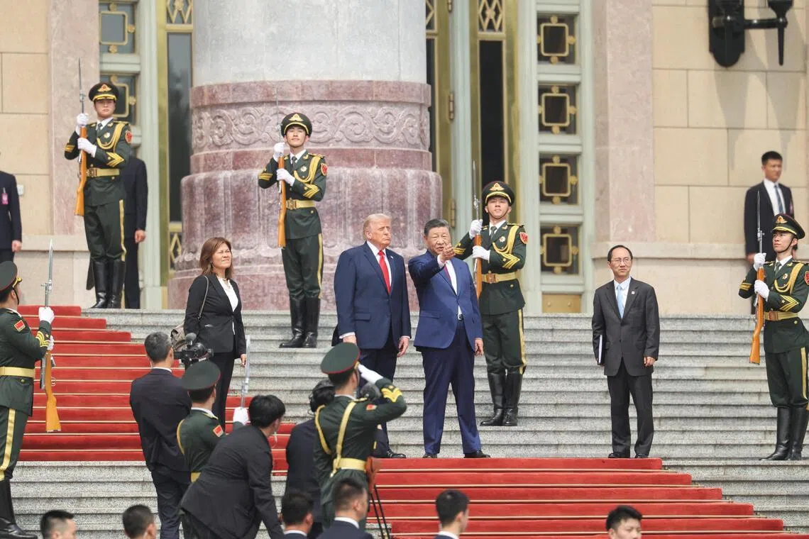 中国国家主席习近平星期四（5月14日）在欢迎仪式后，站在人民大会堂东门台阶上，向美国总统特朗普介绍周遭景物。（路透社）