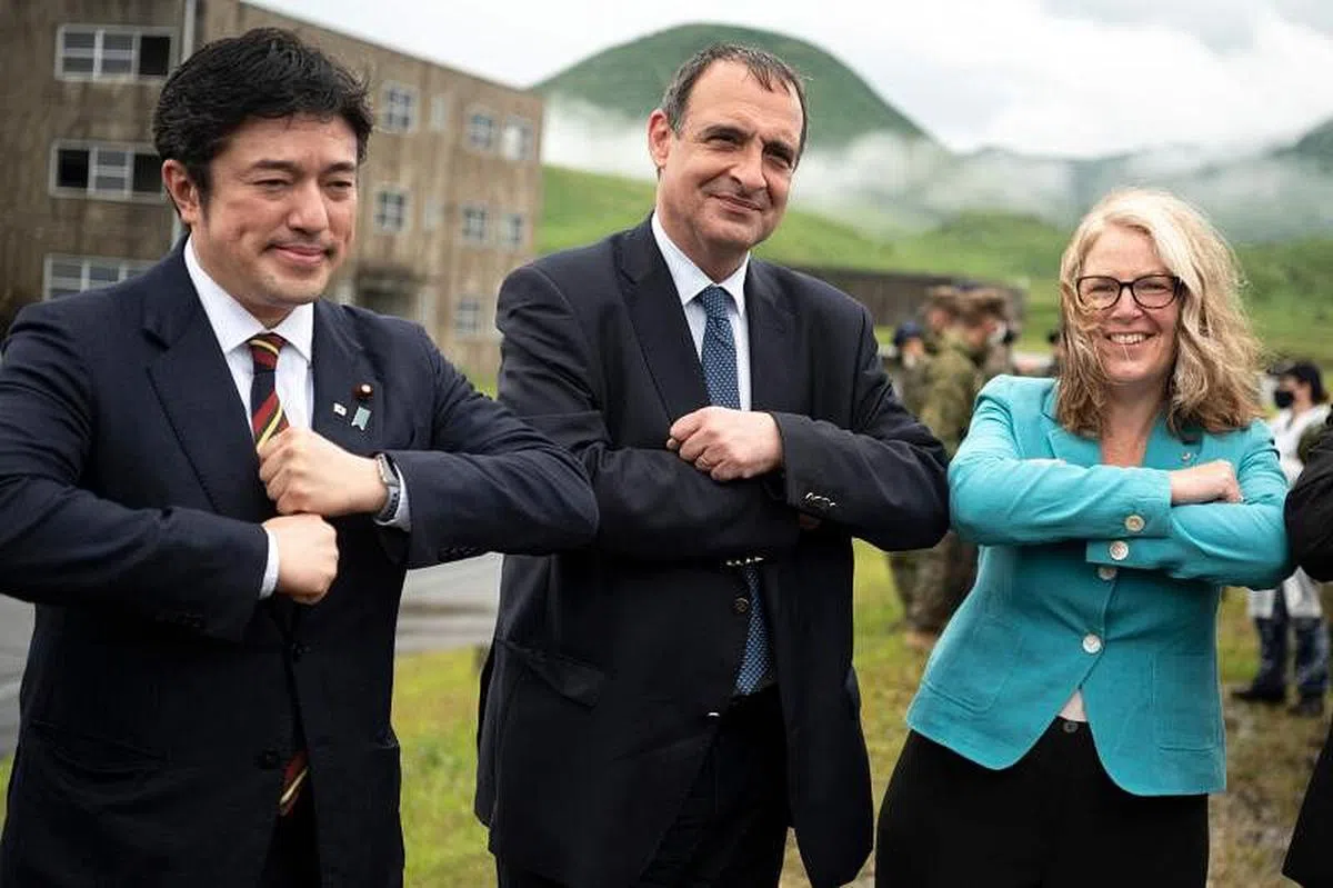 日本自卫队和美国、法国和澳大利亚今年5月间举行联合军事演习。图为（左起） 日本国防部副部长中山泰秀、法国驻日本大使和澳大利亚驻日本大使在宫崎县合影。