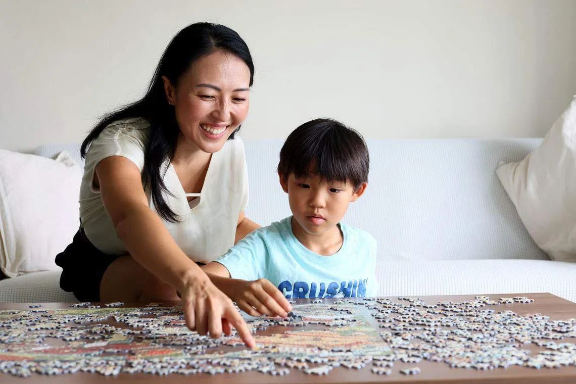 孩子觉得无聊，不一定要让他看视频或玩电玩，家长不妨考虑其他消闲选择。（龙国雄摄）