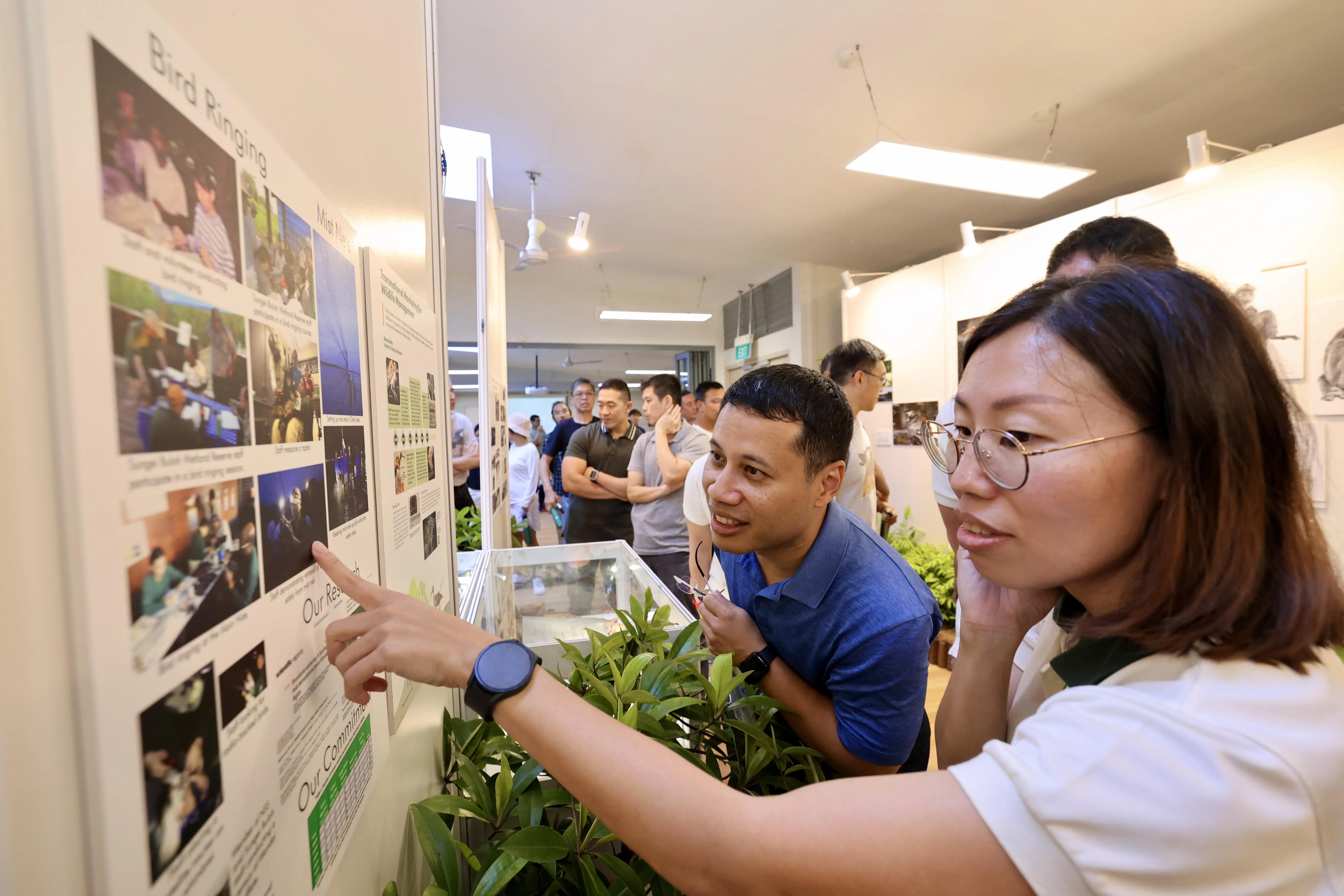 国家发展部长李智陞（右二）与公园局双溪布洛湿地保护区处长杨淑芬（右一），参观双溪布洛湿地保护区展览。（邝启聪摄）