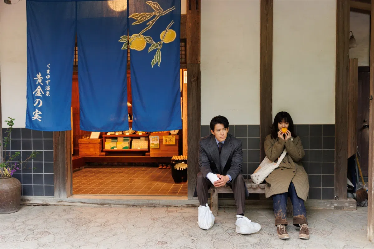 已有13年未演纯爱剧的小栗旬（左），难得当一回帅气总裁。日系淡雅妆容加日系可爱演绎法，韩孝周努力融入剧集中。（Netflix提供）