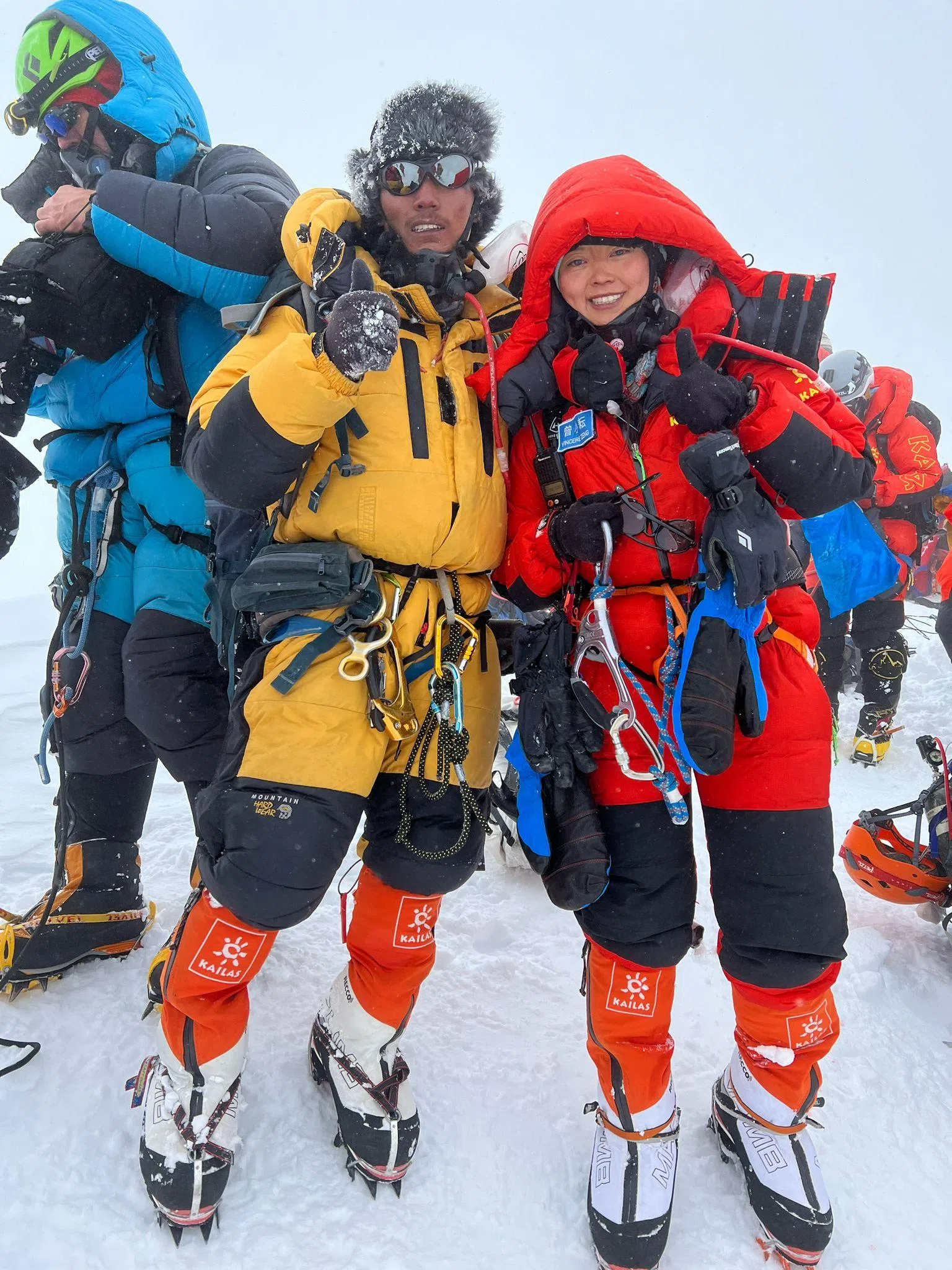 本地女攀山员曾小耘（右）去年7月27日登顶K2后，同带领她登上顶峰的雪巴人彭拉巴·雪巴（Pemlakpa Sherpa）合照。（受访者提供）