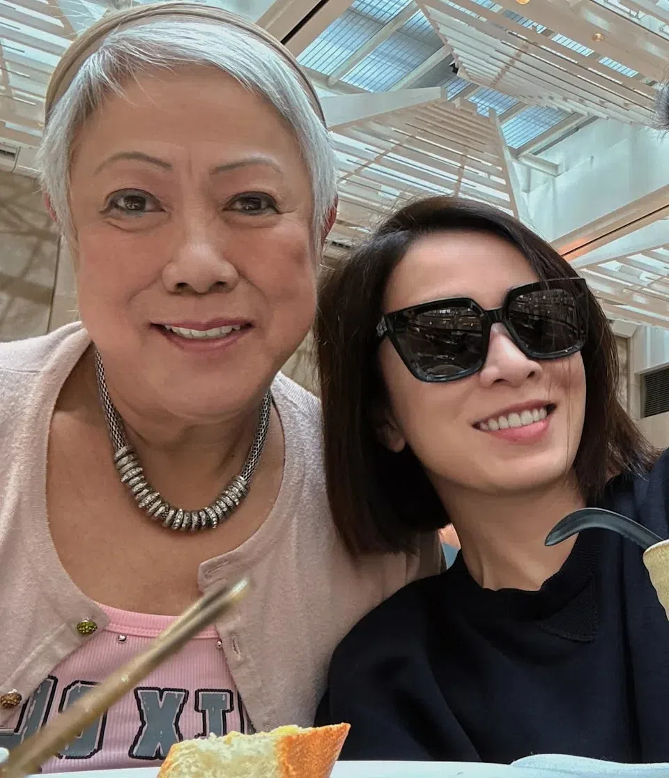 佘诗曼和妈妈从小相依为命，母女情深。