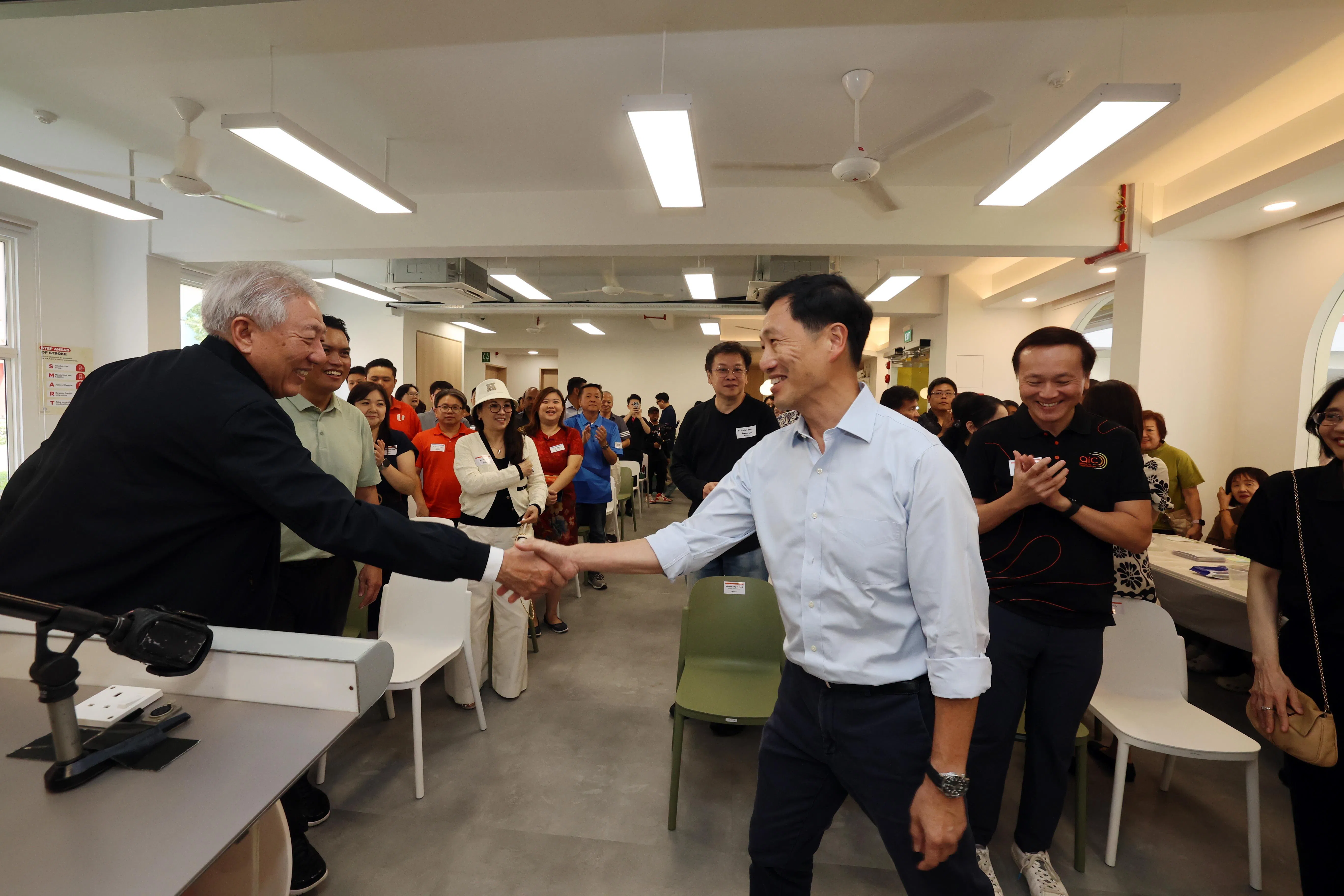 S3康乐陪活跃乐龄中心设在裕廊西中1路第693座组屋底层，星期五正式开幕。出席开幕式的包括社会政策统筹兼保健卫生部长王乙康（右）和S3赞助人、总理公署高级顾问兼淡马锡主席张志贤（左）。（邝启聪摄）