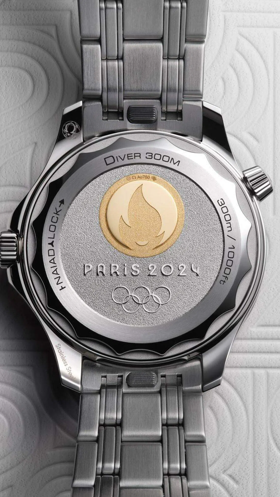 巴黎奥运纪念表款磨砂表背饰有奥运会徽章、“Paris 2024”字样和奥运五环图案。（品牌提供）