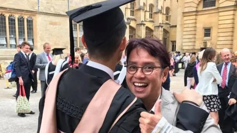 独生子毕业于牛津大学，谭咏麟在社交媒体罕晒儿子背影。（互联网）