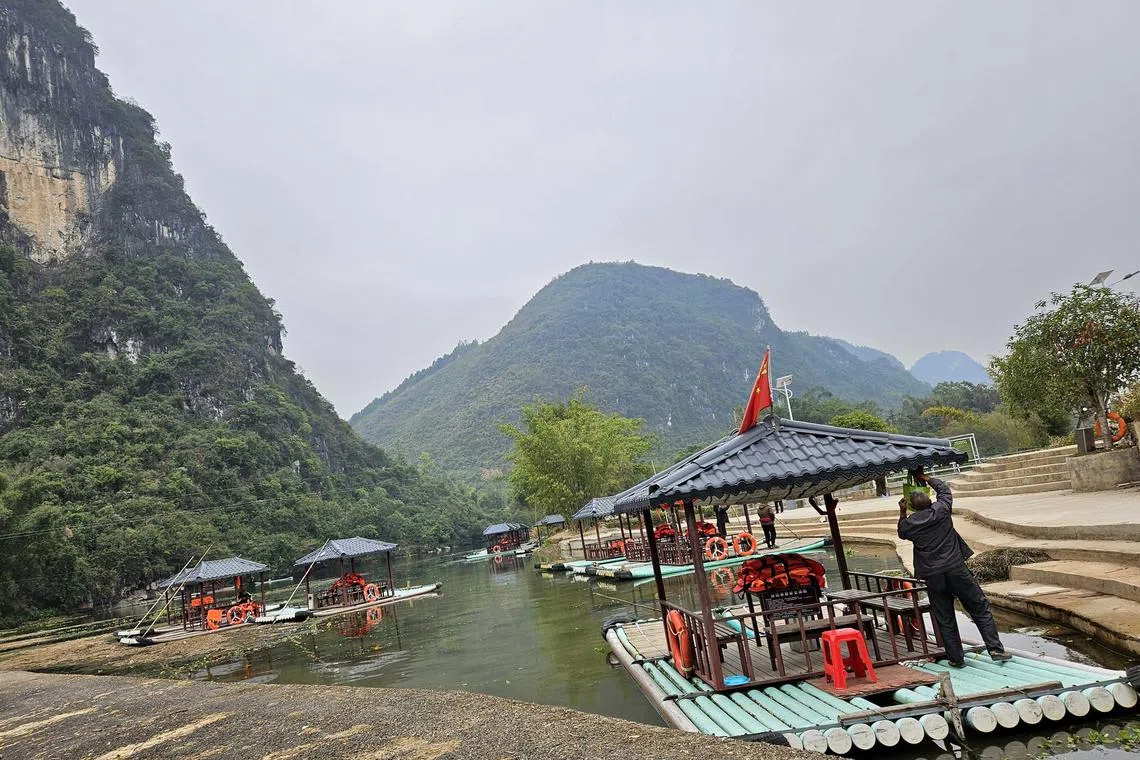 乘坐竹筏游遇龙河。（客桑摄）