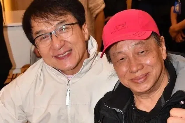 成龙（左）和梁小龙（右）曾与李小龙和狄龙号称香港演艺圈“四小龙”。（取自成龙微博）