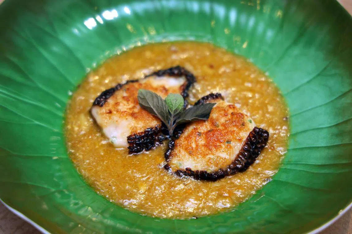 大闸蟹粉百花酿羊肚菌，口感丰富。（萧紫薇摄）