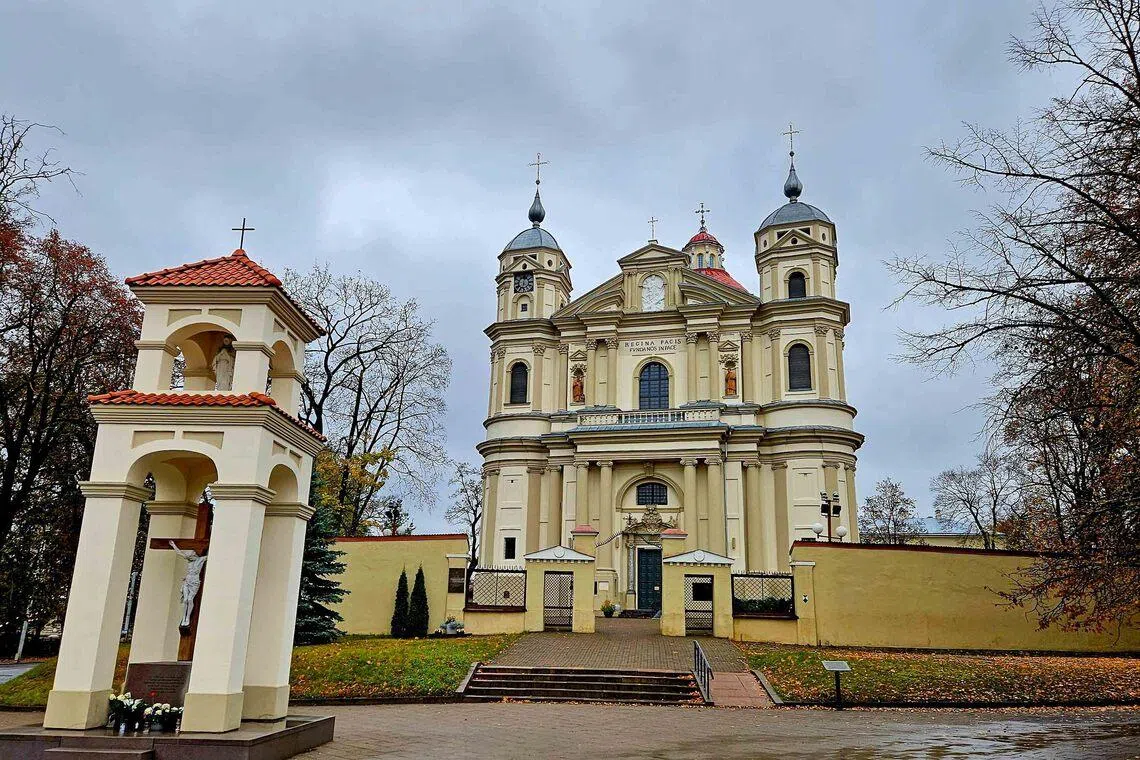  岁月雕刻的圣彼得与圣保罗教堂。（客桑摄）