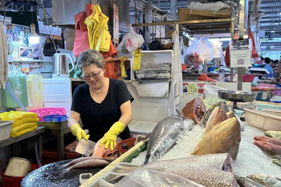 摊贩苏丽华说，过年最后一个周末顾客往往比平日多30%，大家都要买鱼虾为团圆饭做准备。（苏姗摄）