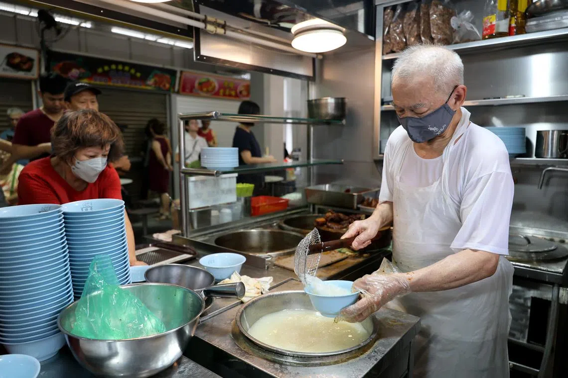 多丽哥粿汁的摊主潘玉城和太太一起经营粿汁生意数十载。（龙国雄摄）