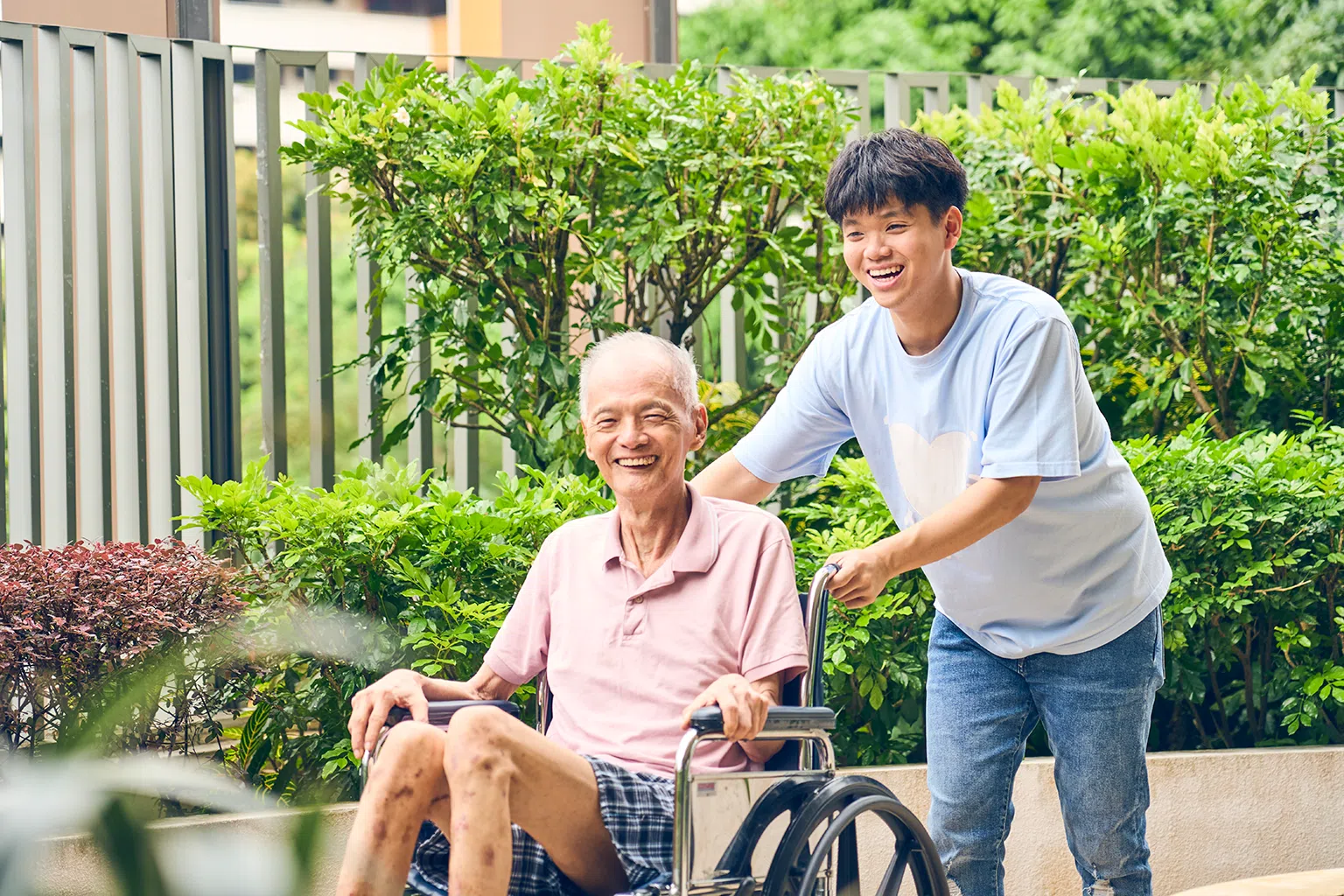 梁开运（右）每周会到疗养院陪伴李经华，与他聊天，两人总是有聊不完的话题。（图/新报业媒体）