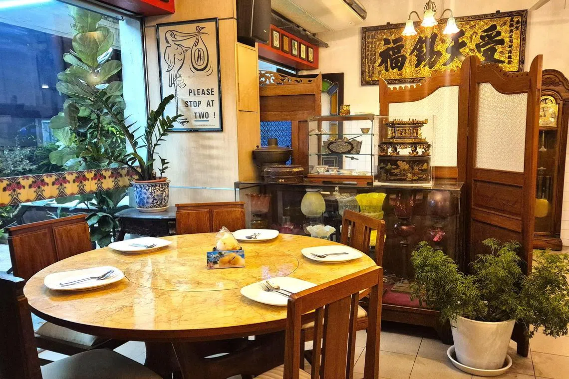 Bumbu餐馆装潢处处融入土生华人元素，别具文化风情。（陈爱薇摄）