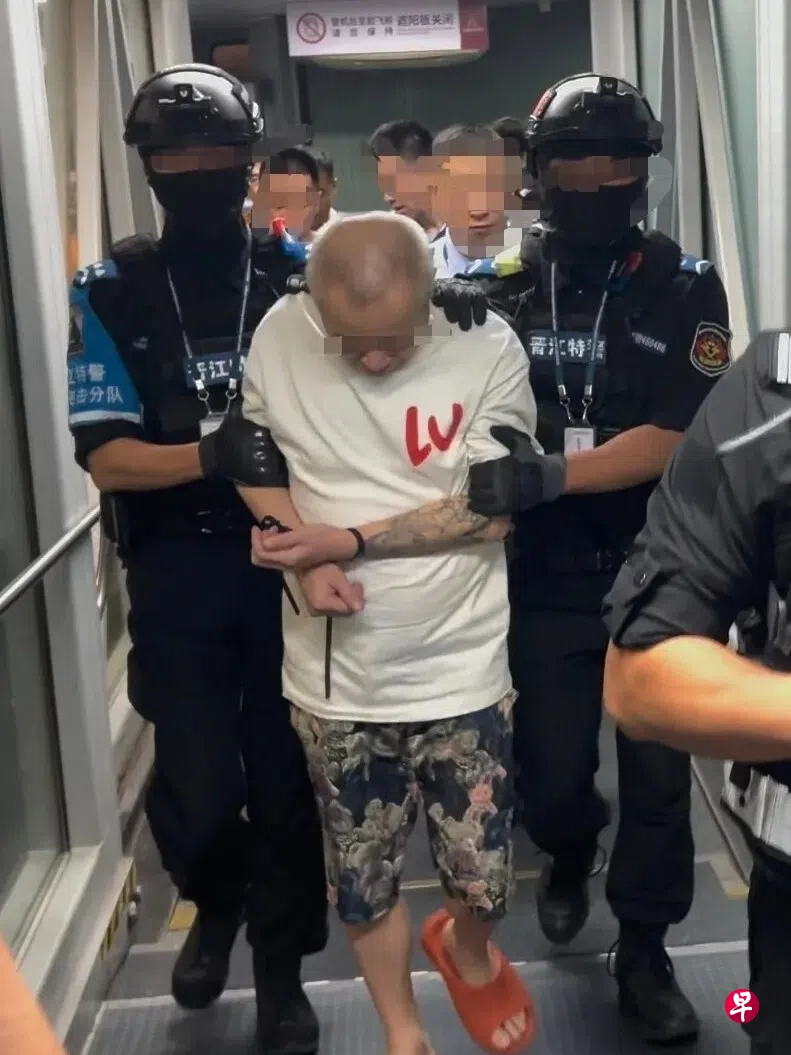 中国驻菲律宾大使馆通报，长期潜逃在菲的邱姓绑架团伙头目星期三（8月26日）晚被抓获并遣返回国。 （中国驻菲律宾大使馆官方微信）
