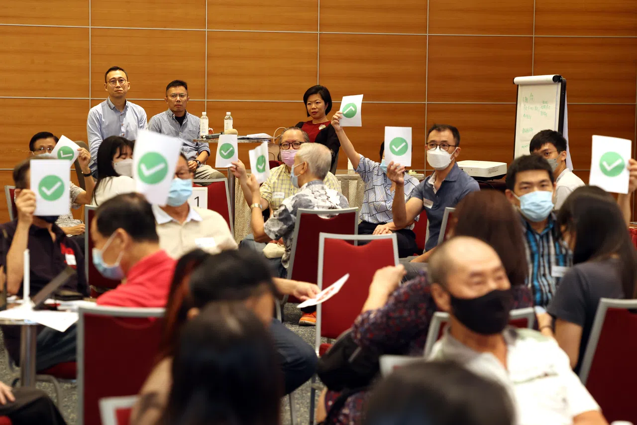 2022年9月16日，国家发展部兼外交部高级政务部长沈颖（最后排右起）、邻里噪音社区咨询小组成员梁振雄博士以及社区事务署高级署长郭兆龙，出席“邻里噪音早报读者讨论会”，聆听参与者对制定社区规范以处理噪音的看法。（档案照片）