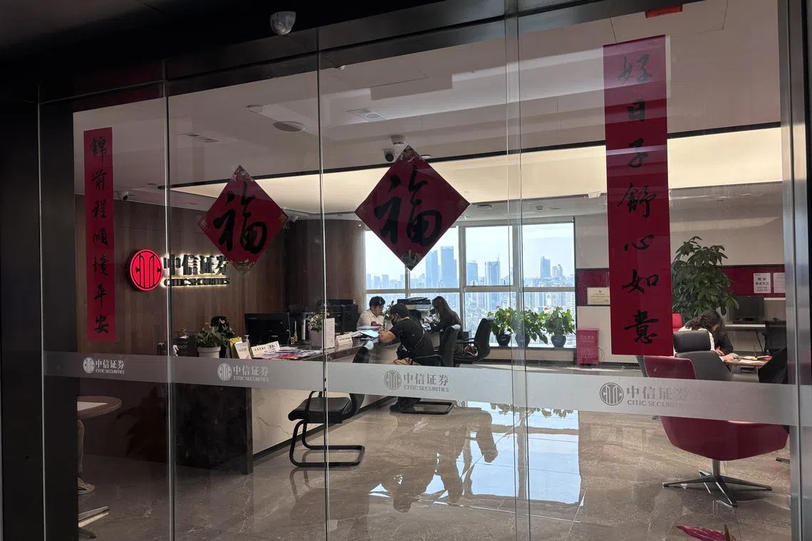 中国国庆假期后的首个工作日（10月8日），位于上海市中心的中信证券营业部门厅人流量不大。（黎康摄）