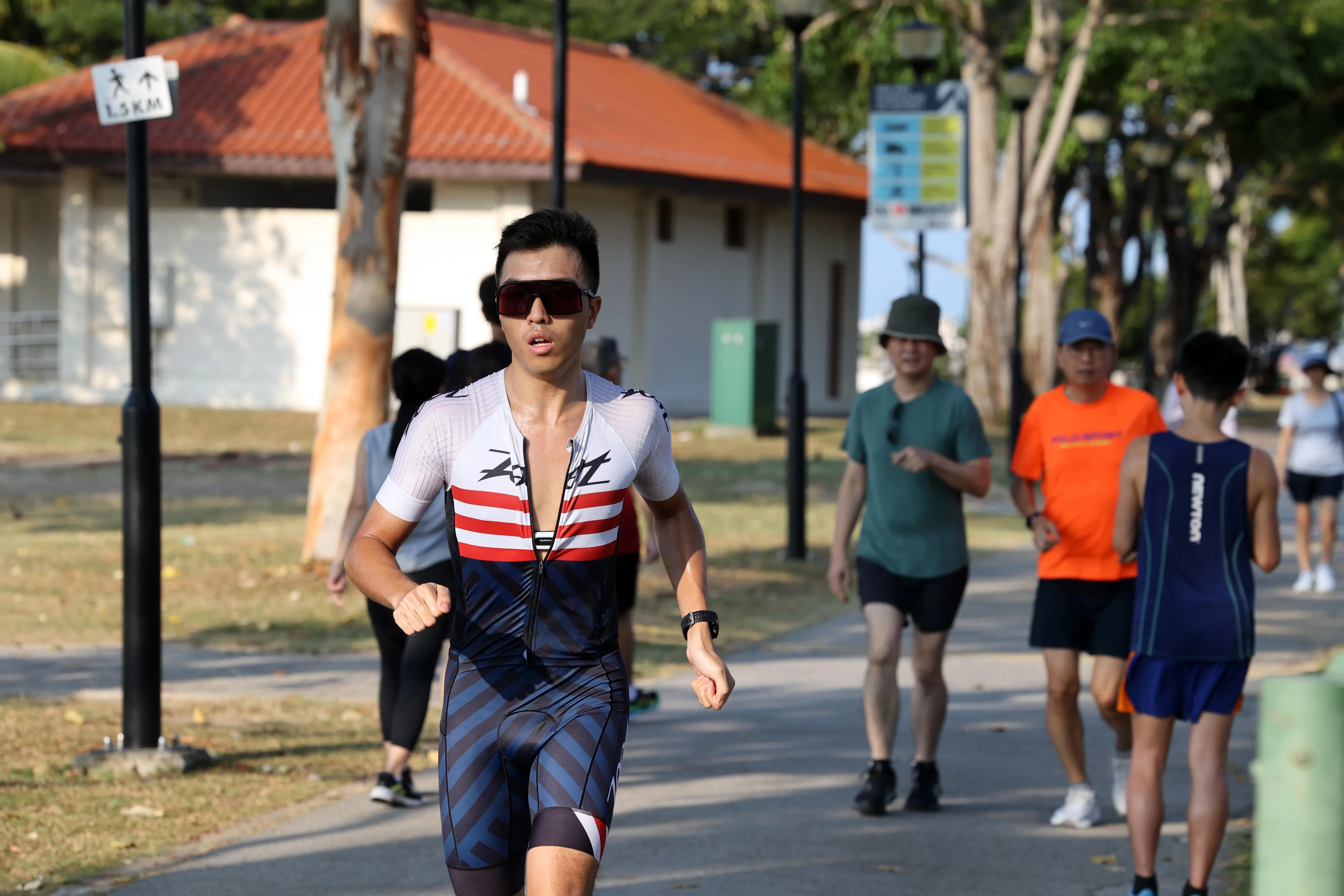 我国早前公布的第三次全国气候变化研究显示，到本世纪末，我国可能有54天至326天的暑热压力指数达33摄氏度或以上，如果防护措施不足，中暑风险将提高。（邝启聪摄）