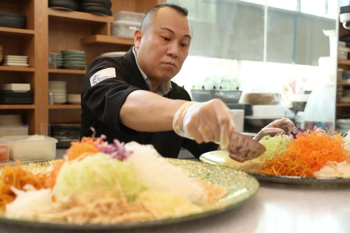 同乐海鲜主厨冯志平，在人日前夕准备食材。（何炳耀摄）