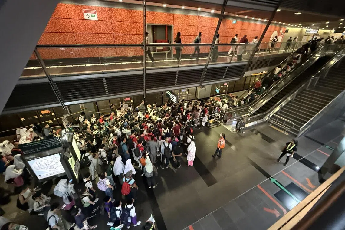 巴耶利峇地铁转换站的乘客人流不断，但整体尚算有序。现场有工作人员在旁协助和指引方向。（邬福梁摄）