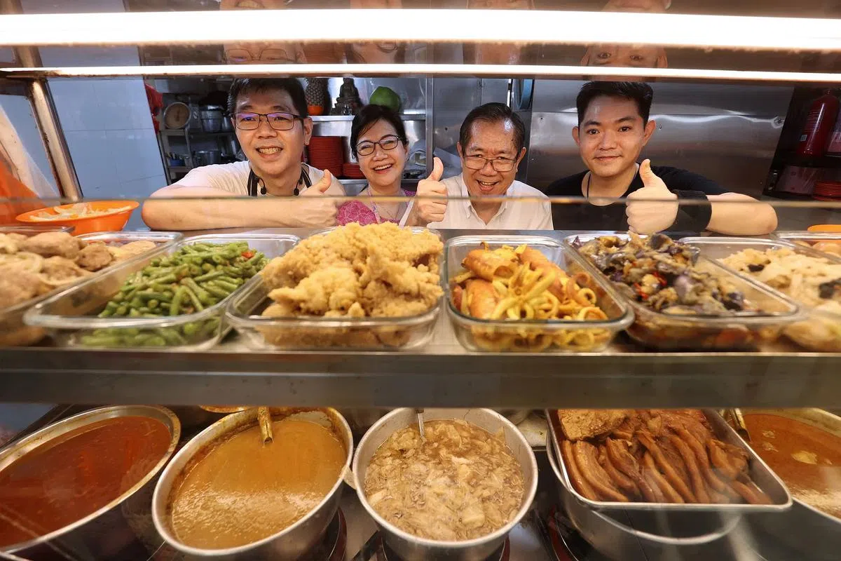 天天海南咖喱饭由韦邦泽（右二）跟太太邵玉英（右三），还有儿子韦茂耀（左一）、韦俊宇（右一）一起经营。（梁麒麟摄）