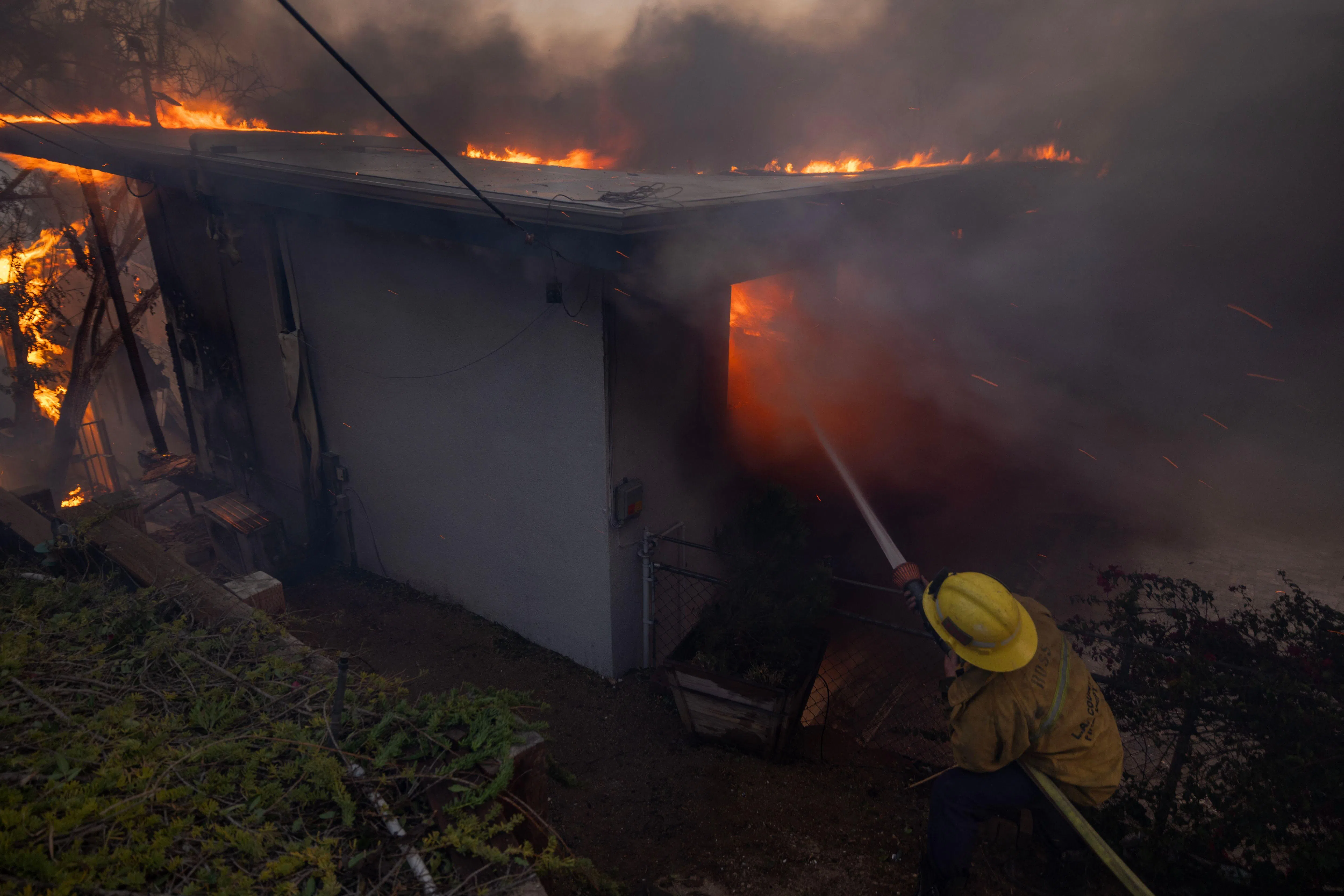消防队希望趁天气稍好，清理好火场，避免大火再起。（法新社）