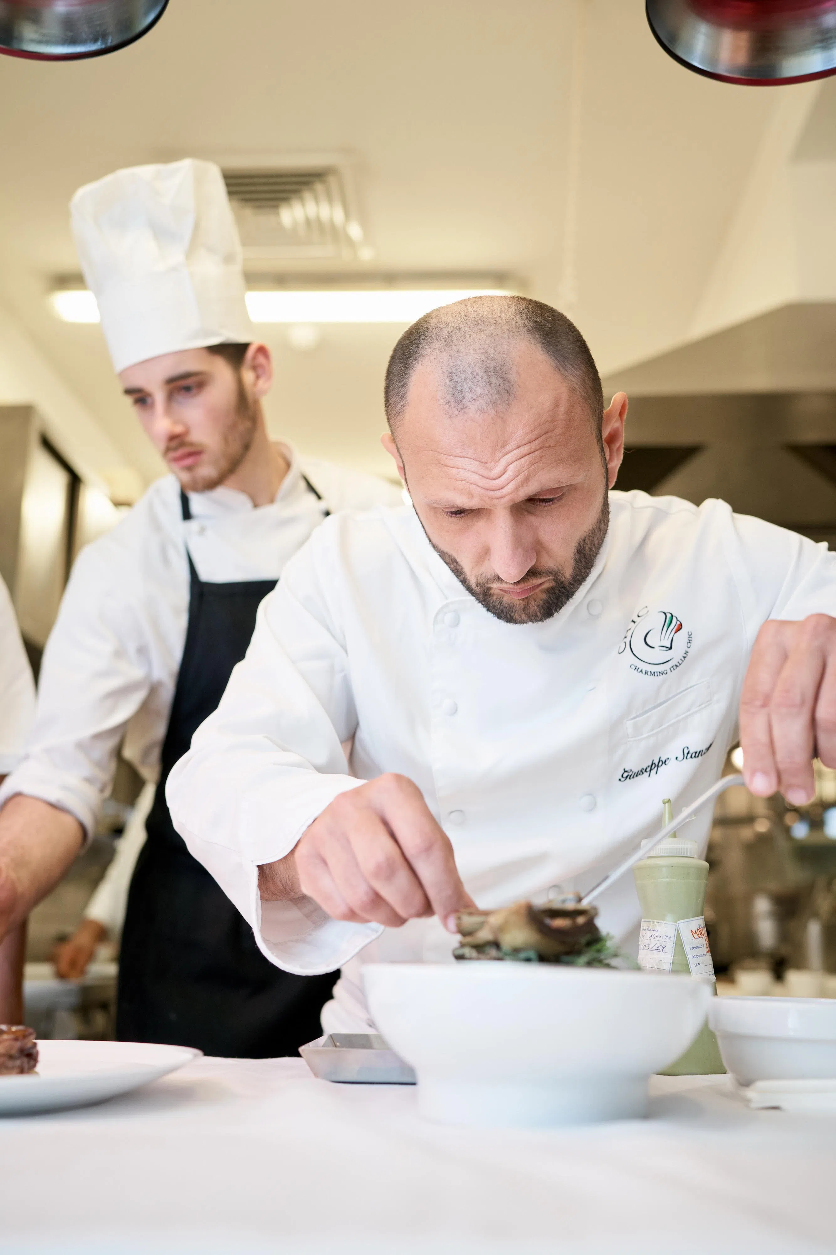 米其林餐馆Glicine主厨朱赛佩·斯坦齐奥也客座Fiamma餐馆，把意大利南部传统风味带到圣淘沙。（酒店提供）