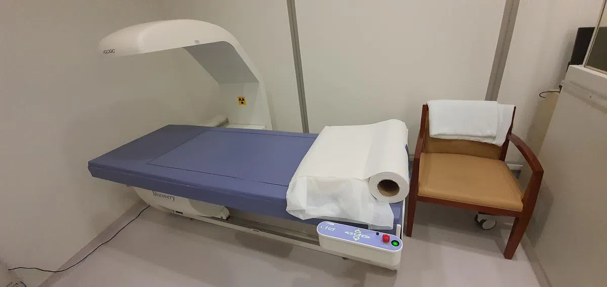 用于检测骨矿物质密度的双光子骨质密度仪，是诊断骨质疏松症的方法之一。（受访者提供）