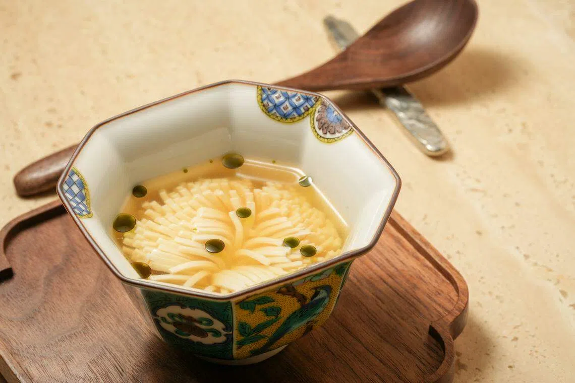 摩餐馆以大豆设计特色菜单，一道菊花豆腐，精致美味。（香港旅游发展局提供）
