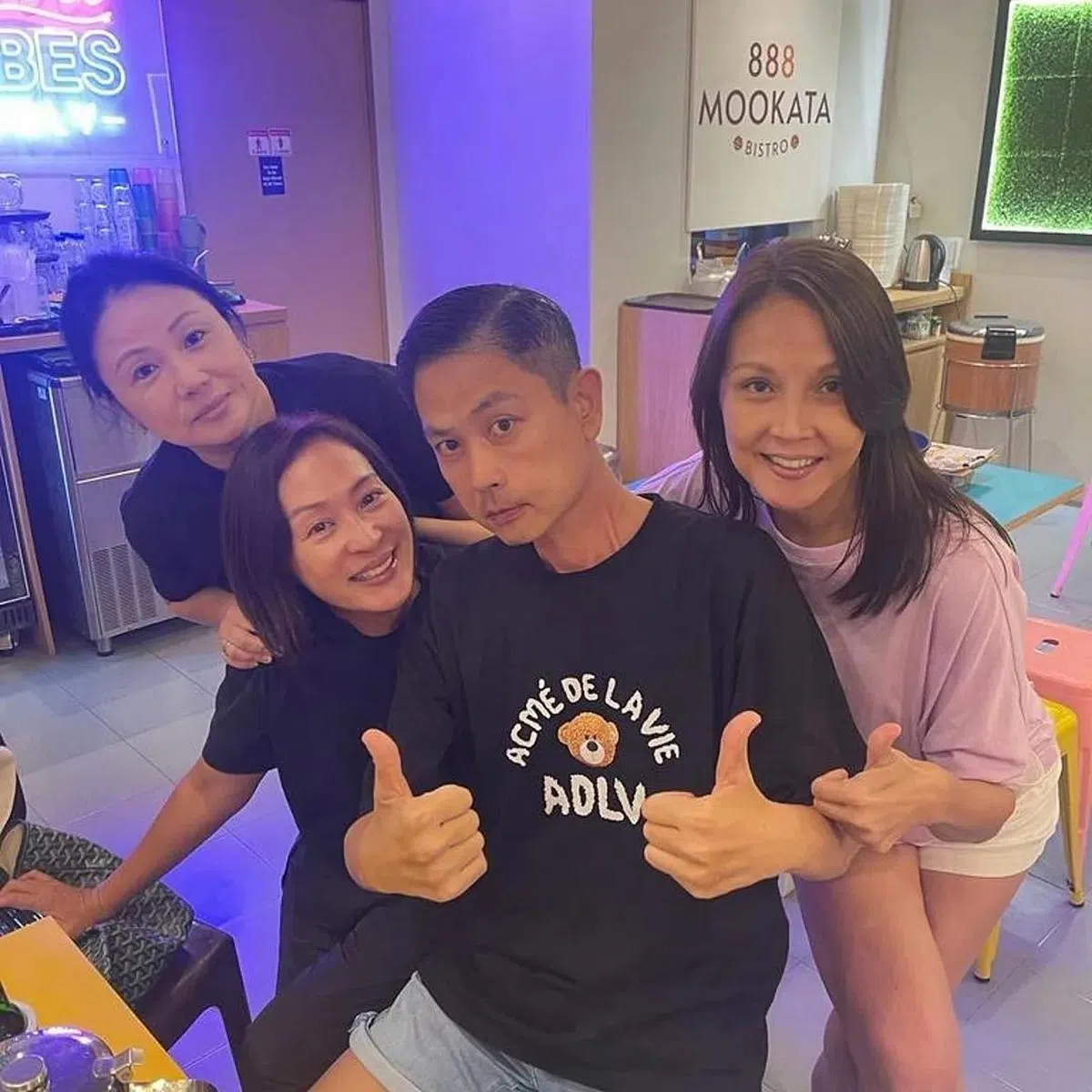 陈丽贞（右起）、周初明、黎美娴与黎美娴的圈外老友Sara在本地相见欢。（取自周初明Instagram）