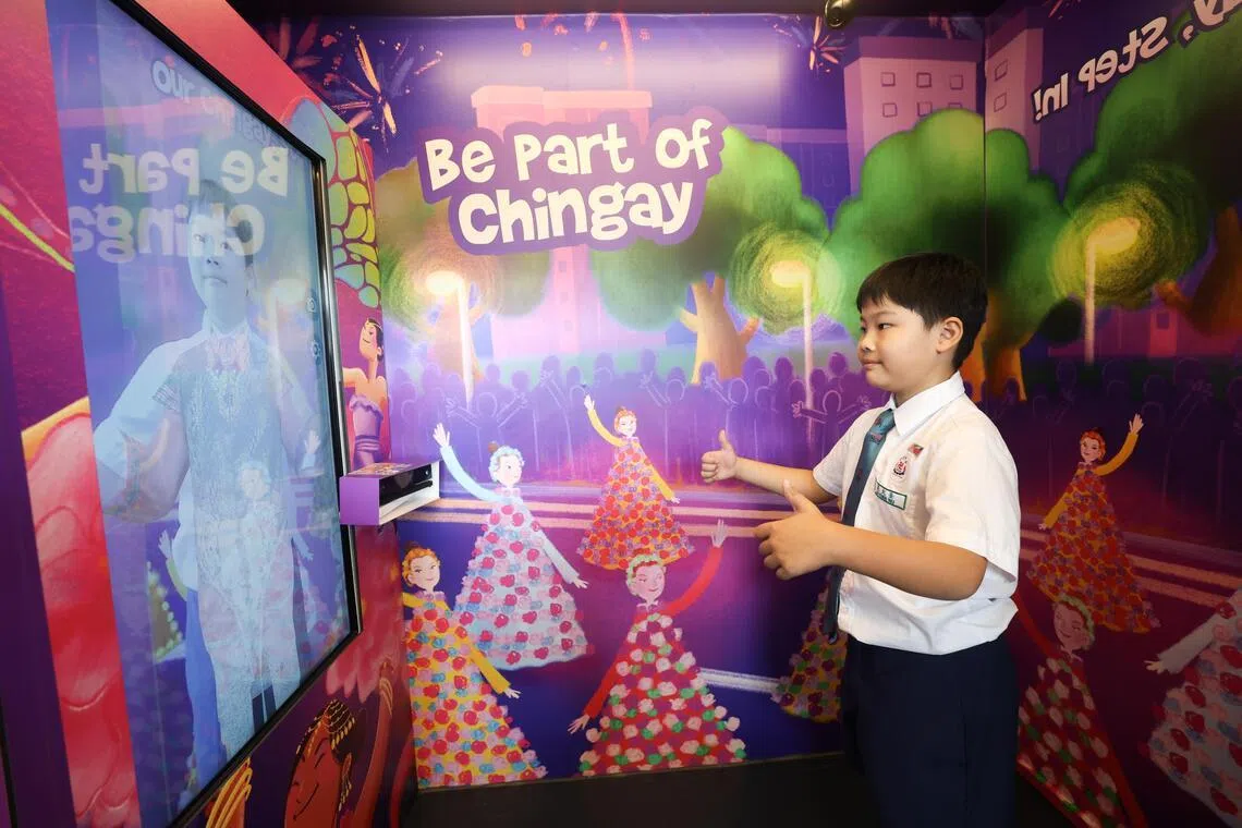 卡车中设有多种互动活动，图为学生利用增强实境技术，模拟自己穿上妆艺演出服饰的样子。（关俊威摄）