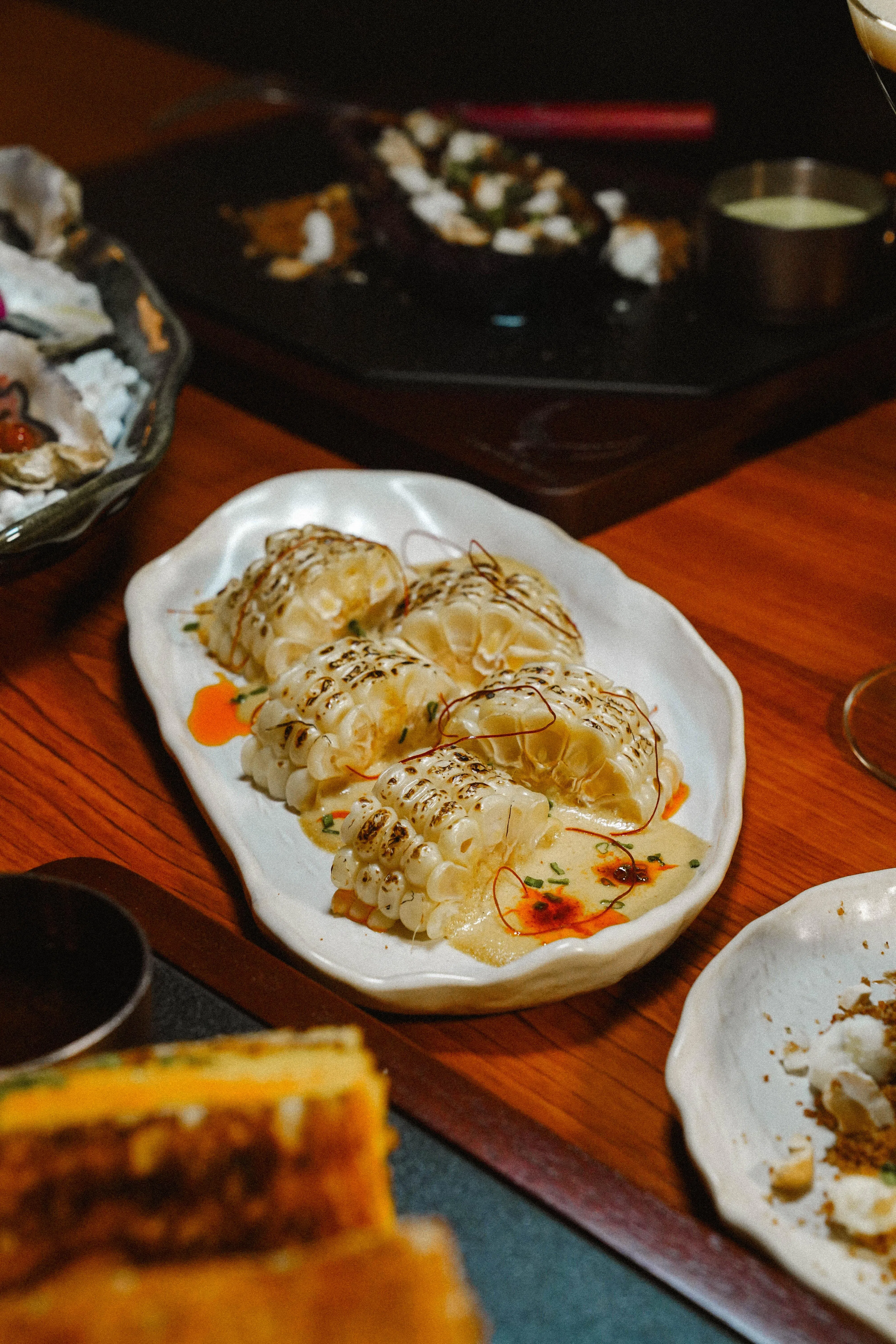 白玉米经过微烤，香甜多汁。（餐馆提供）