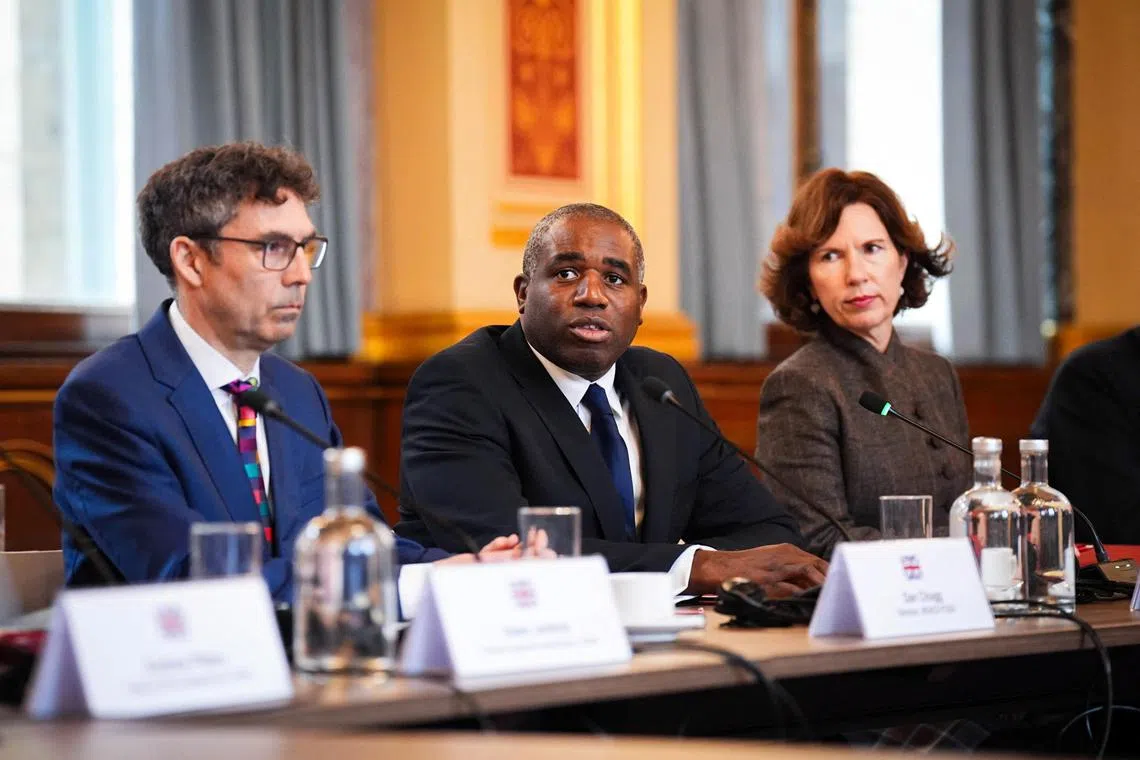 英国现任驻华大使吴若兰（右）一直在尝试改善对华关系。图为她2月13日与英国外长拉米（中）、英国外交部东北亚及中国事务主任查格在伦敦出席一项会议。（路透社）