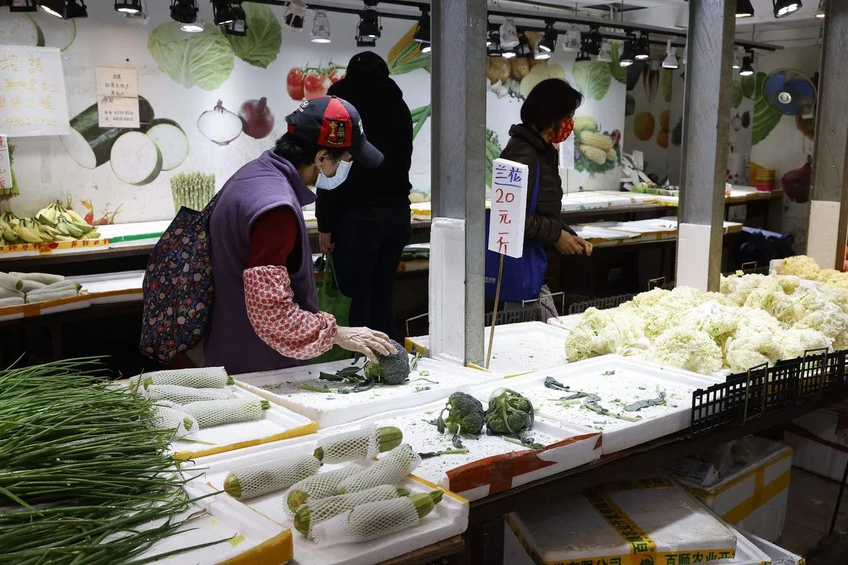 香港前天（8日）一度出现抢购潮，多区出现菜荒，有超级市场的部分蔬菜种类被市民抢购一空。（香港01）