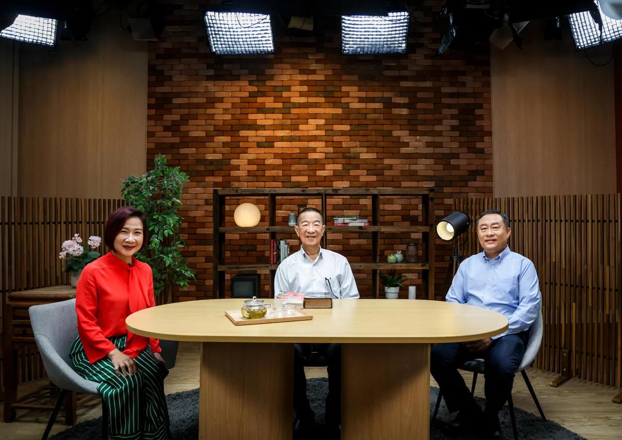 吴中博（中）和学生陈家才（右）来到《那些年你教会我的事》做客，与96.3好FM广播员兼主持人林安娜畅谈两人的师生情。（叶振忠摄）