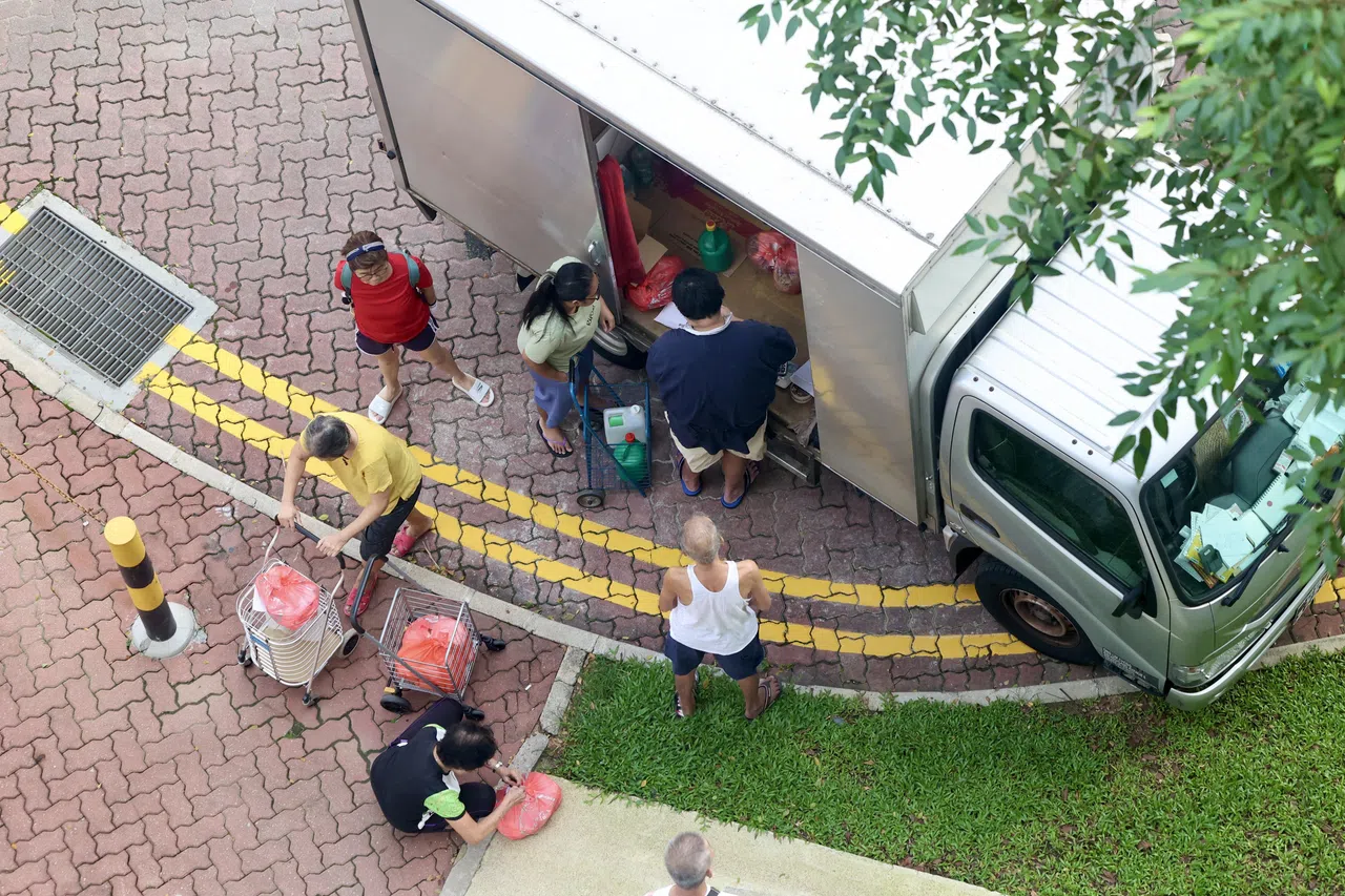 小货车开入邻里卖鸡蛋，由于就在家门口、价格较低廉，吸引不少居民下楼购买。（陈斌勤摄）