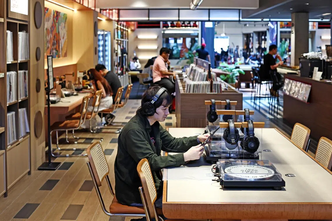 瑞立乐器设有黑胶唱片播放区和咖啡馆角落。（陈渊庄摄）