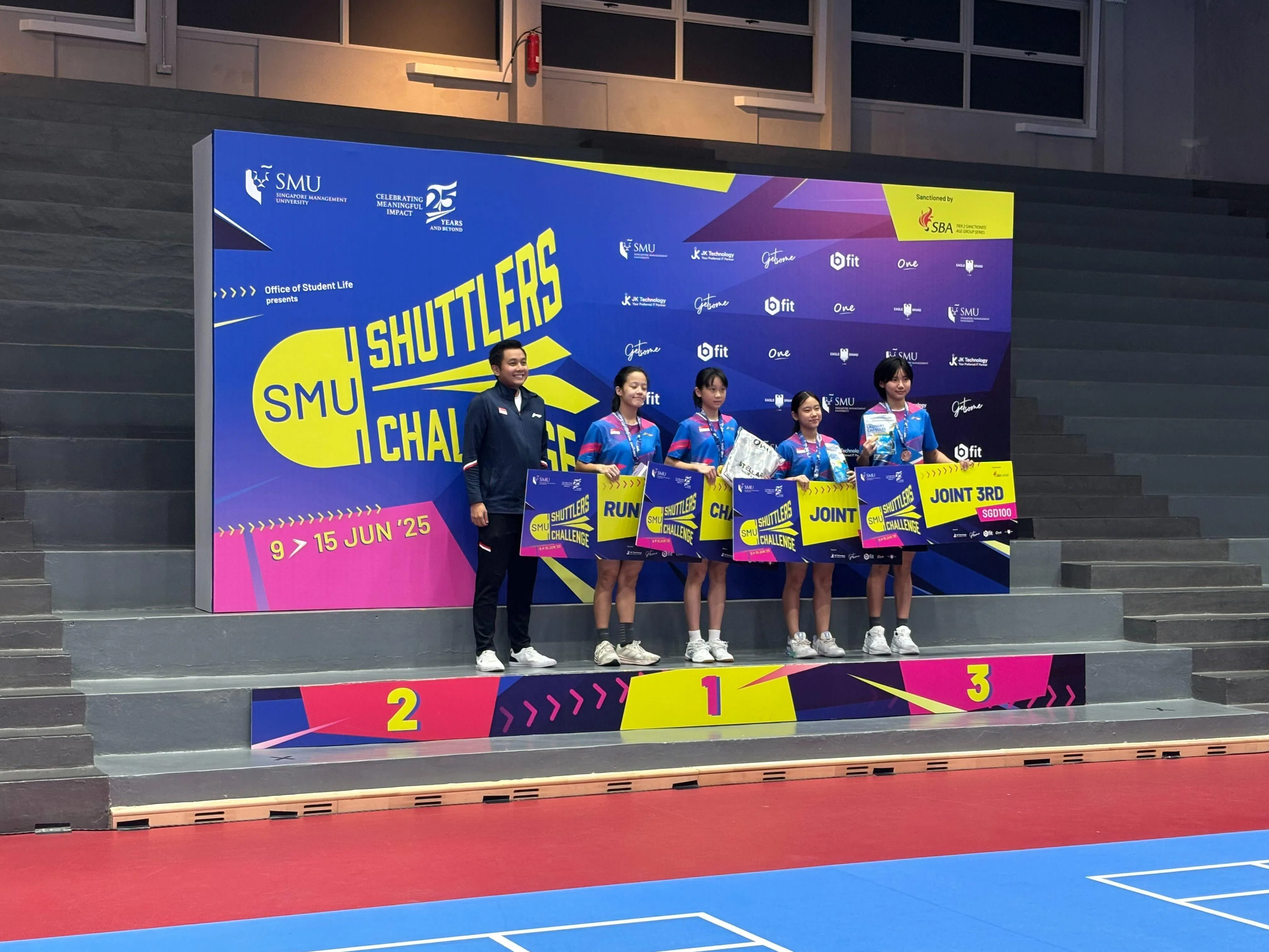 李理的女儿邱天悦（中）在新加坡出生，随后回到中国生活。她时常来到新加坡比赛，并在今年6月于新加坡羽毛球场举行的比赛中夺冠。（受访者提供）