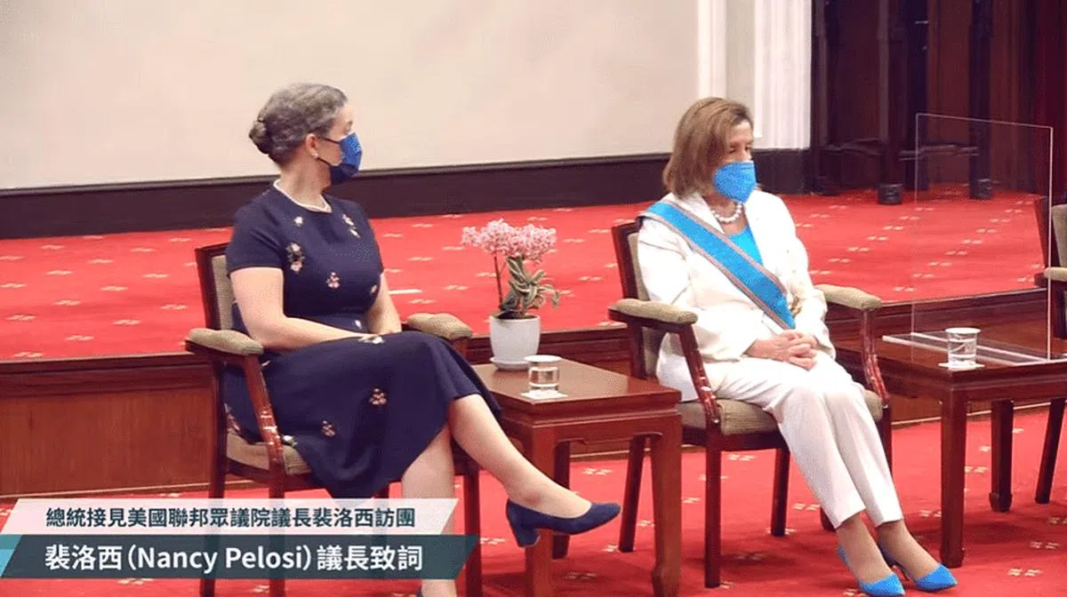 美国众议院议长佩洛西与美国在台协会台北办事处处长孙晓雅（右）在星期三抵达台湾总统府。（视频截图）
