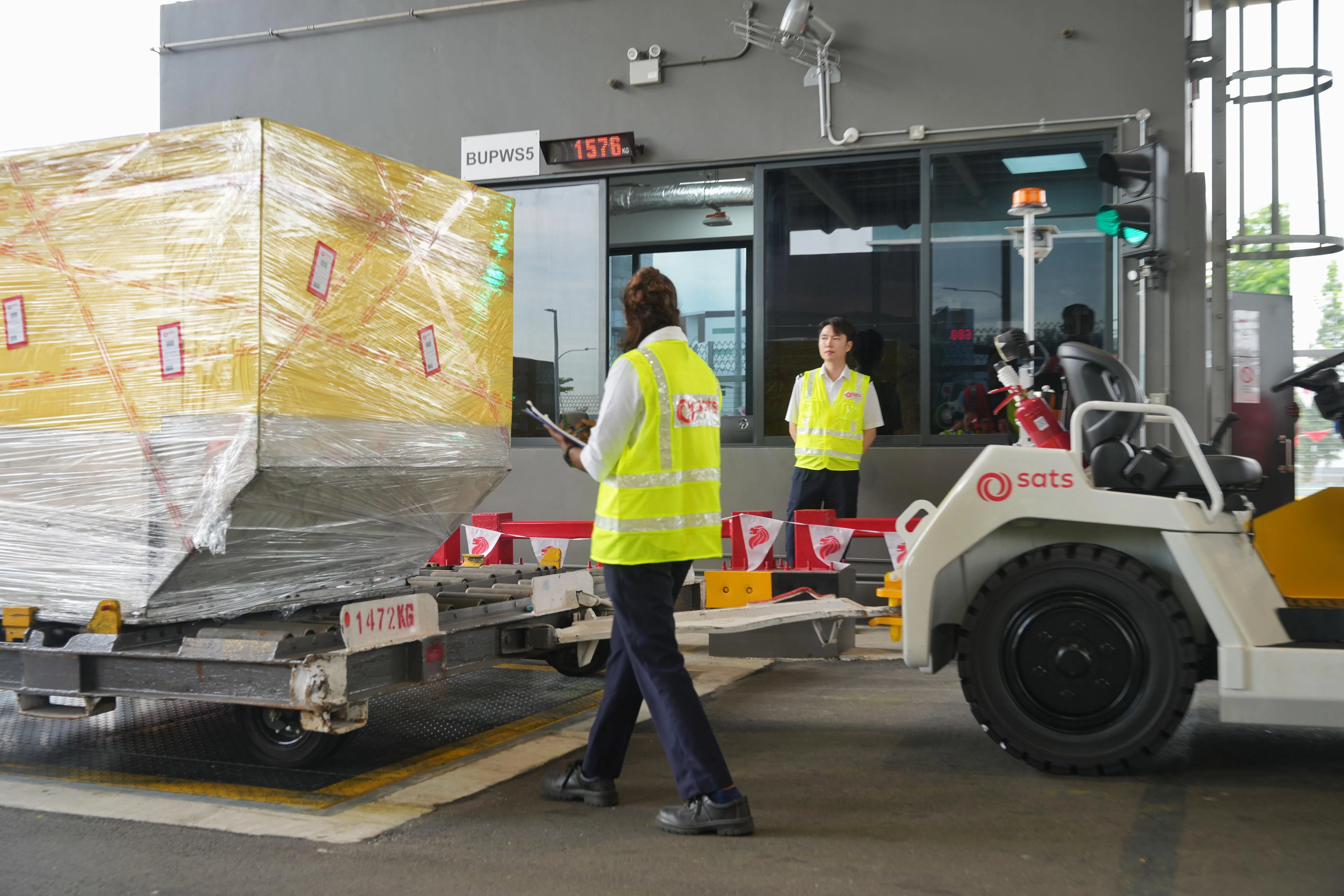 BUP中心将对货物进行称重，随后验明相关文件。（谢智扬摄）