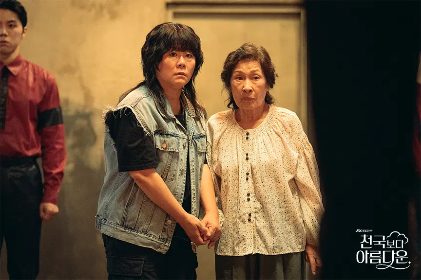李海淑（右）被送下地狱，意外和视如己出的徒弟李英爱（李姃垠饰）重逢。（取自JTBC官网）