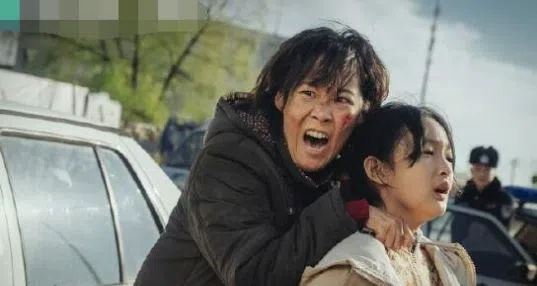 《黑土无言》里最出彩的角色是林潇（左）扮演的女杀手。（互联网）