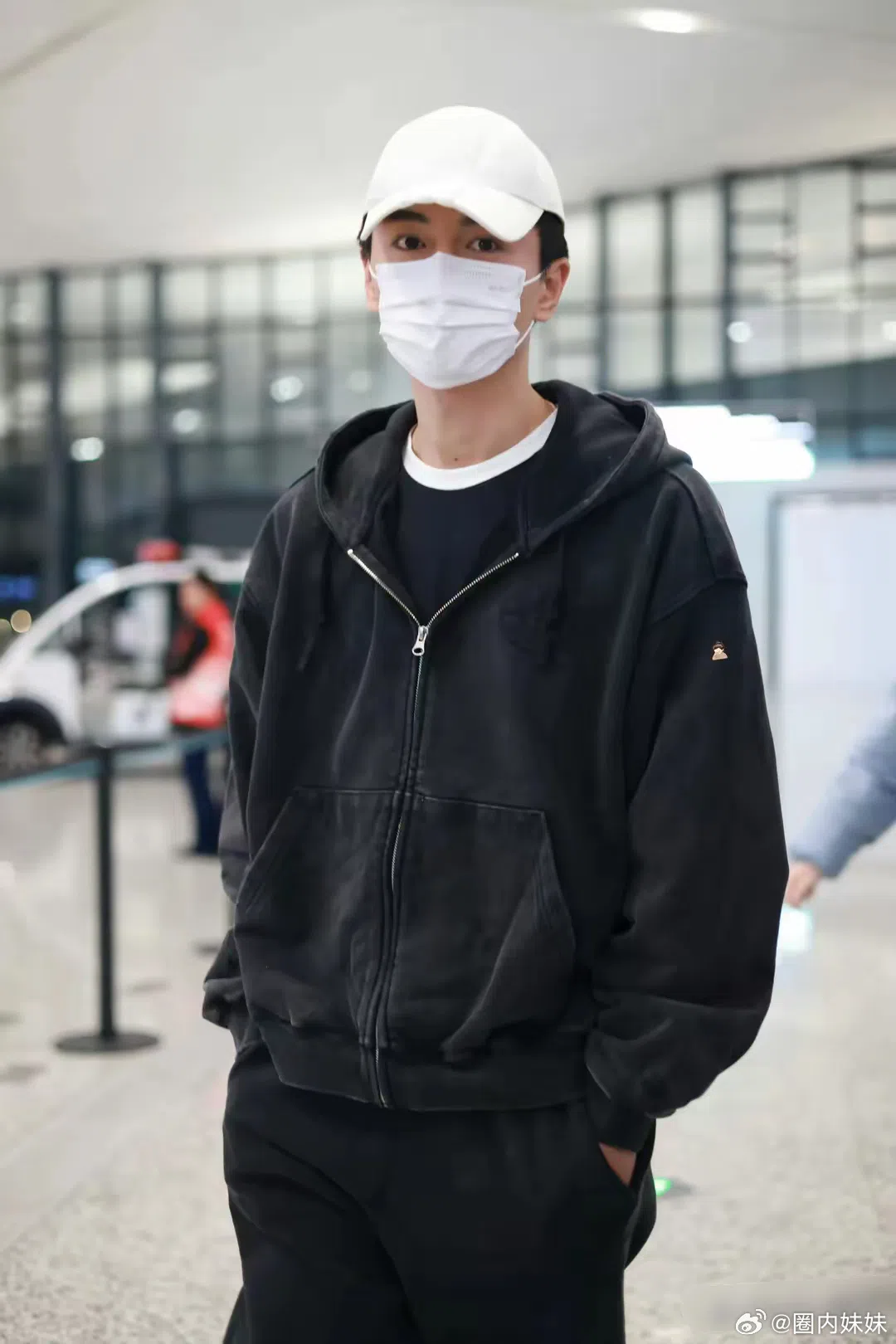 陈晓9日现身杭州机场，但目的地是成都。（取自微博）