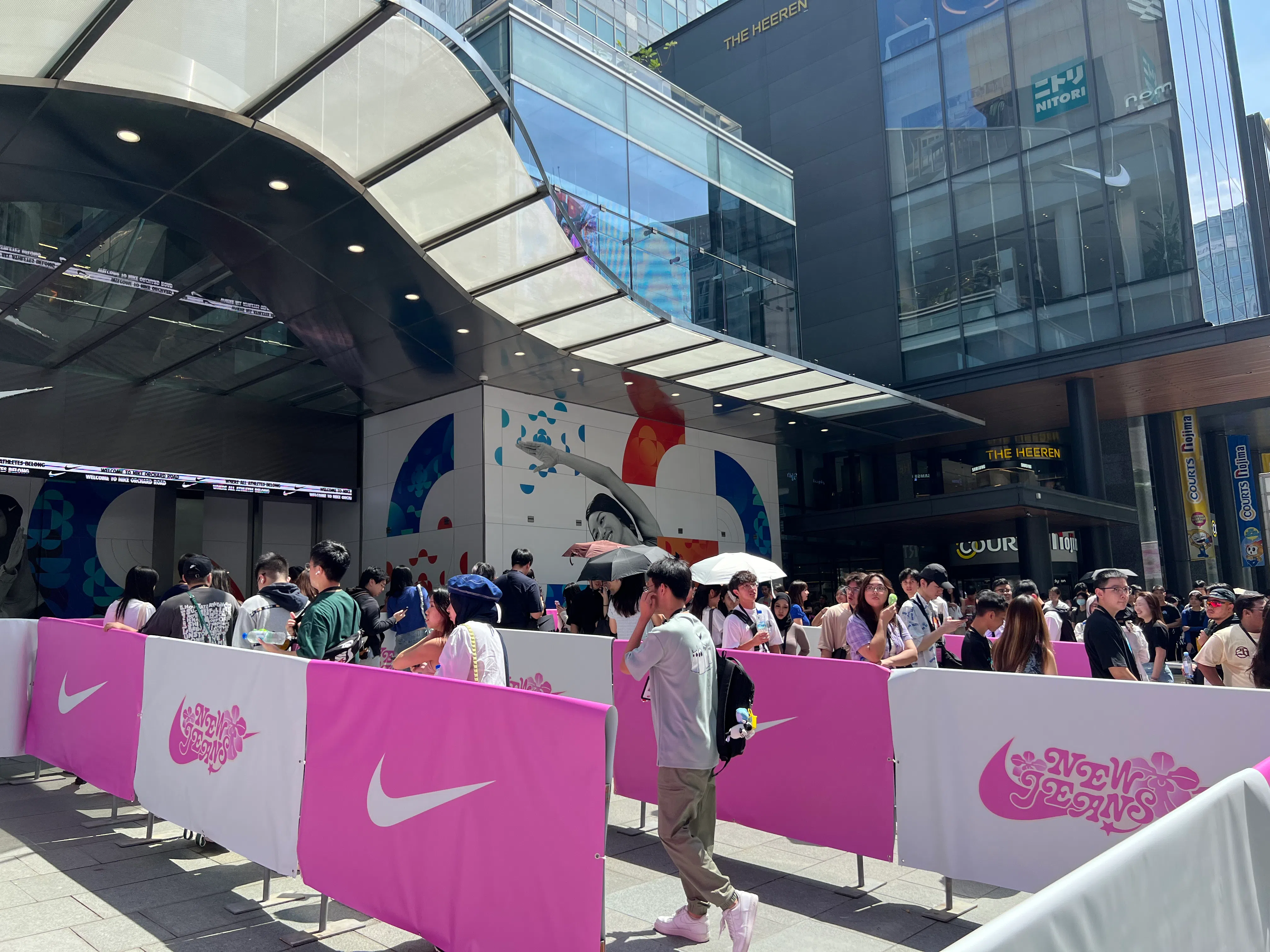 现场早有粉丝们顶着烈日，在店外排队入场。（蓝靖仪摄）